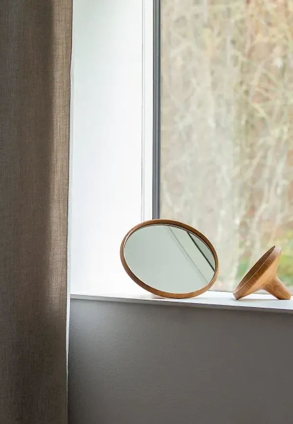 Trendig spegel i ek från Spring Copenhagen.