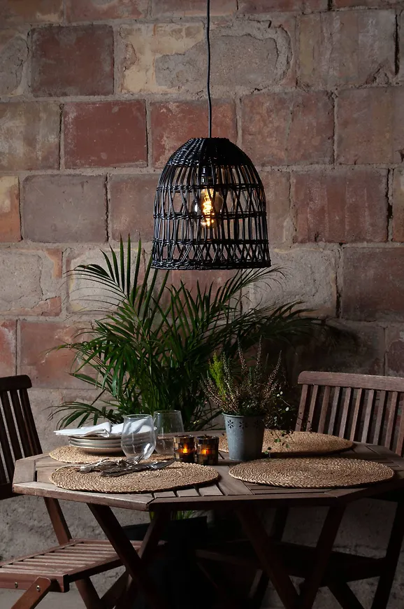 Söt svart lampa 2025 från Star Trading.