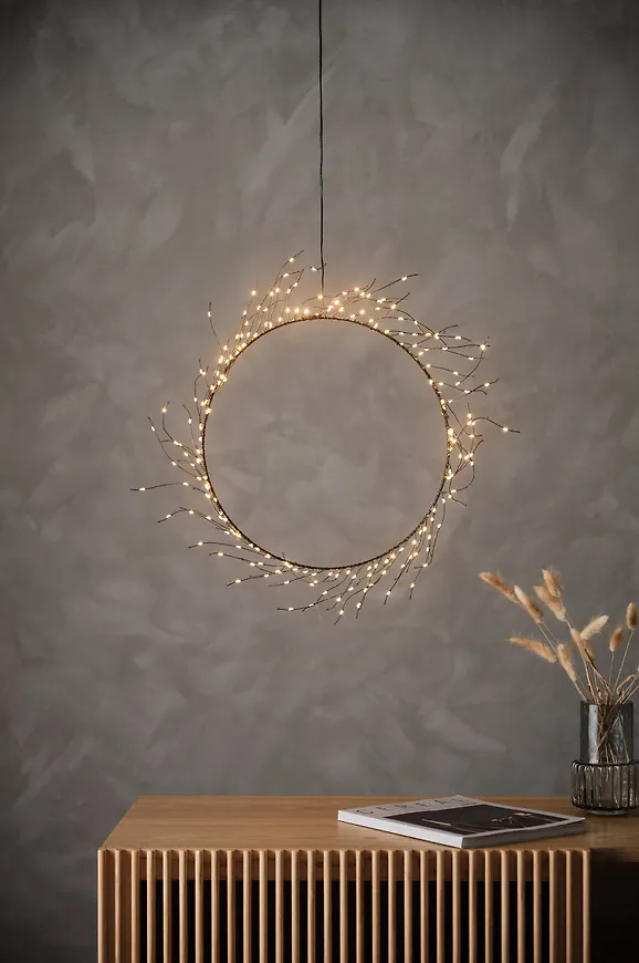 Svart Star Trading lampa som passar perfekt till sommaren 2025!