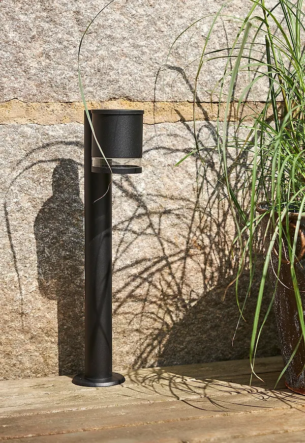 Klassisk star trading lampa i svart färg gjord i aluminium.