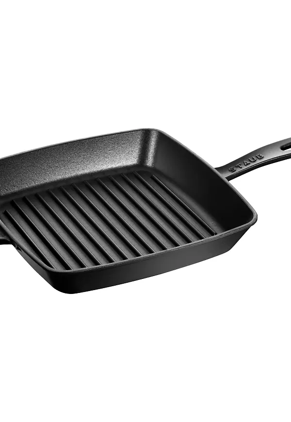 Svart Staub-grillpanna i exklusiv modell.