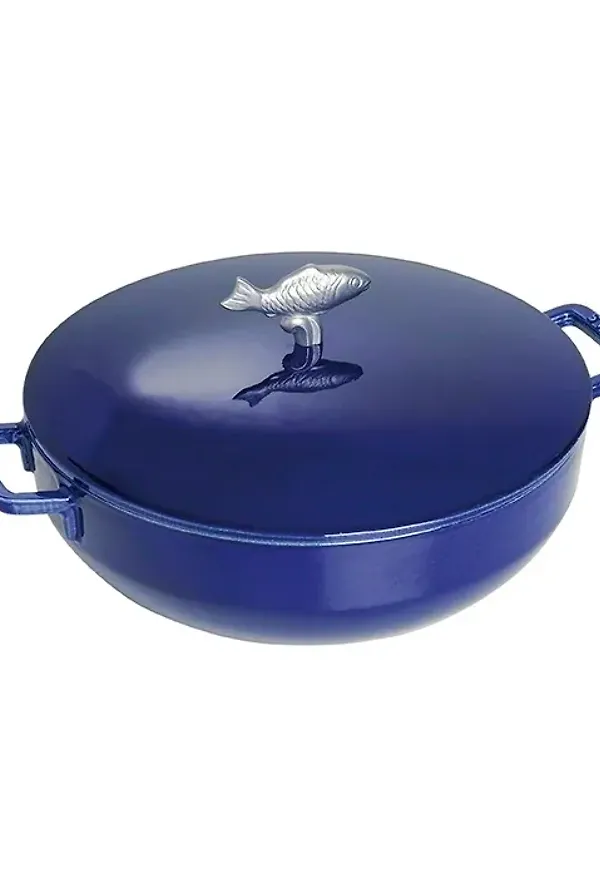 Modern gjutjärnsgryta i blått från Staub.