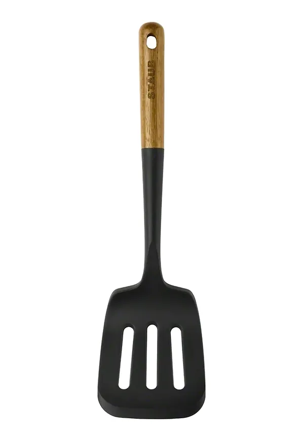 Smickrande stekspade i svart från Staub.