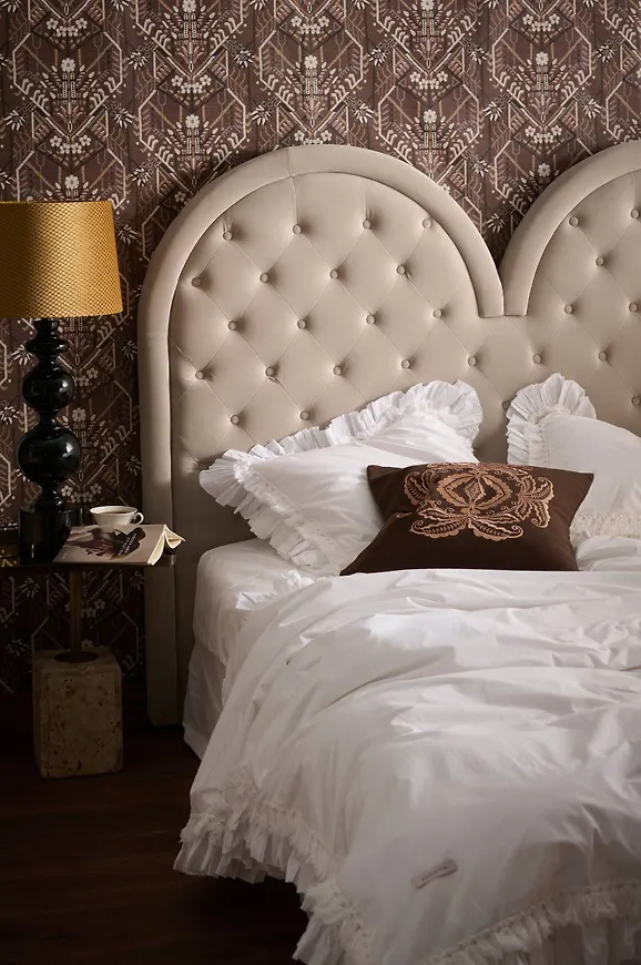 Stilriktig Säng som passar bra vid många olika tillfällen.