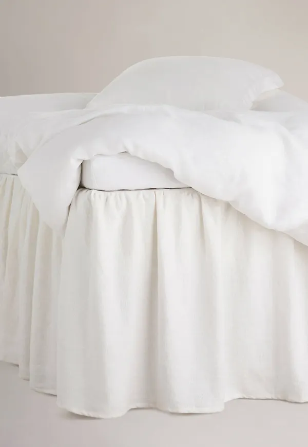 Vit Staycation-kontinentalsäng i riktigt fin modell.