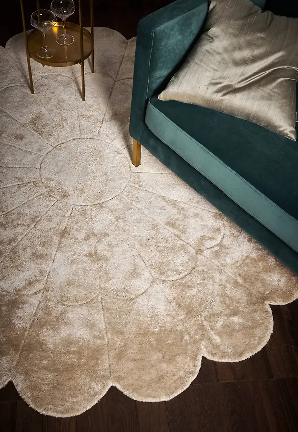 Ljusbeige Staycation-viskosmatta i komfortabel modell.