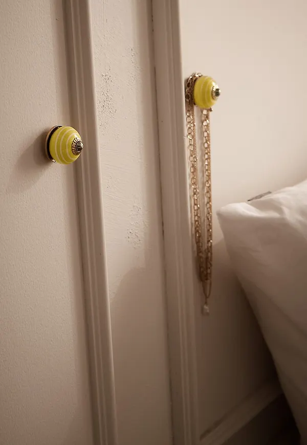 Gul Staycation-garderob i trendig modell.