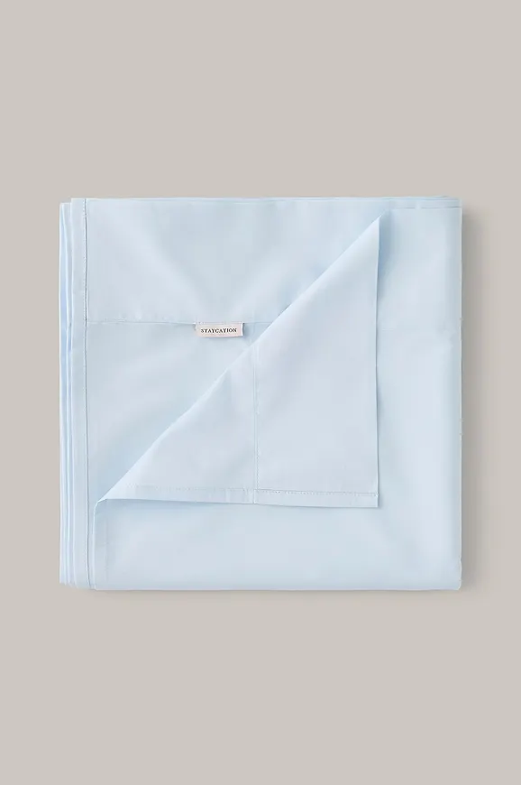 Stilriktig säng i blått från Staycation.