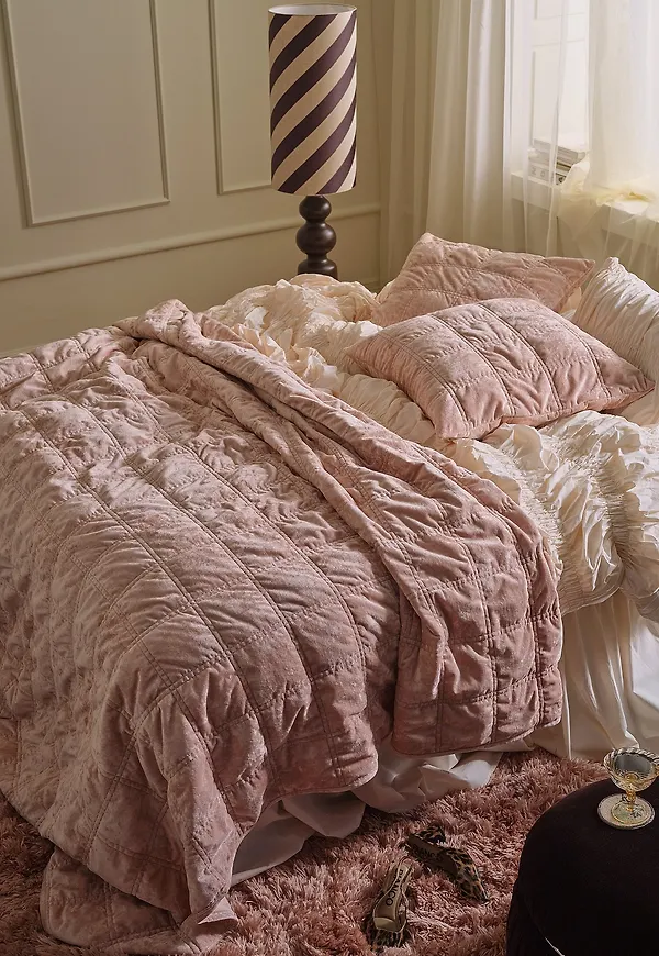 Elegant överkast i rosa från Staycation.