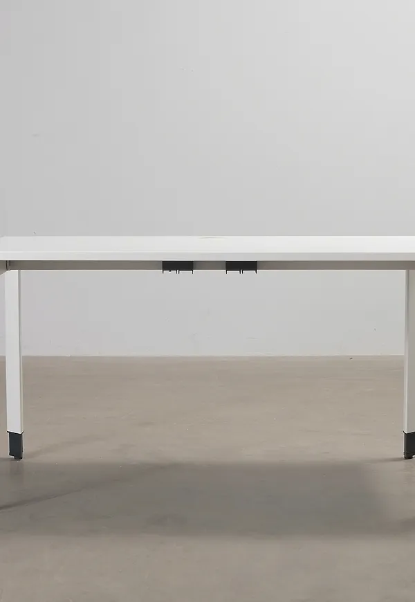 Moderiktig vit bord 2024 från Steelcase.