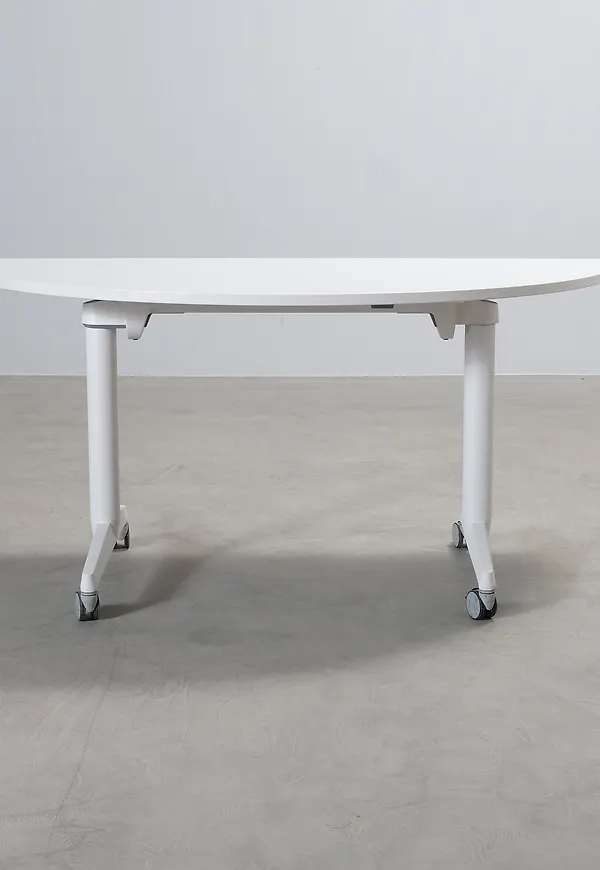 Vit Steelcase-skrivbord i otroligt snygg modell.