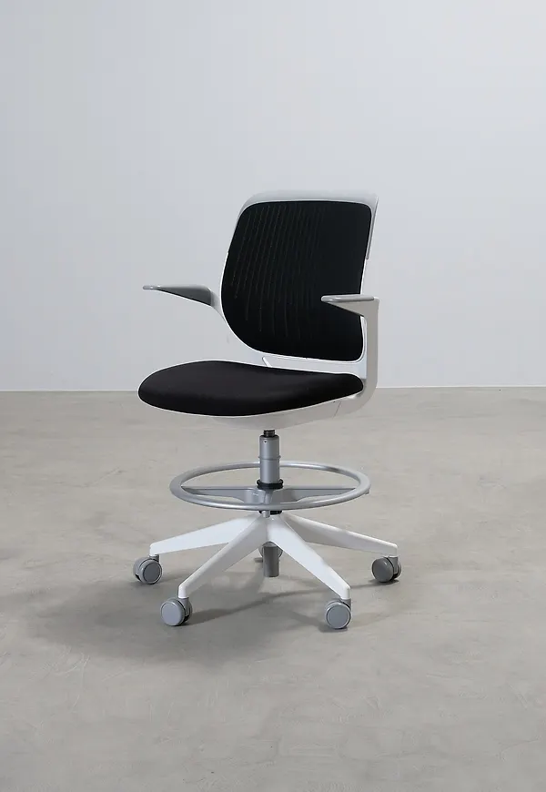 Elegant kontorsstol 2025 från Steelcase.