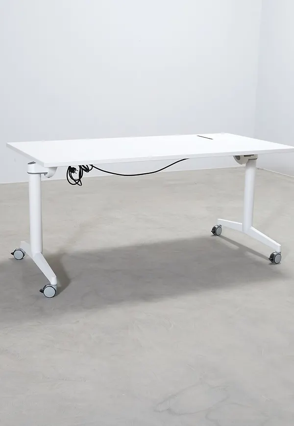 Härlig vit skrivbord 2025 från Steelcase.