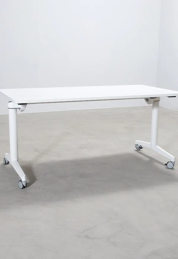 Vit Steelcase-skrivbord i superfin modell.