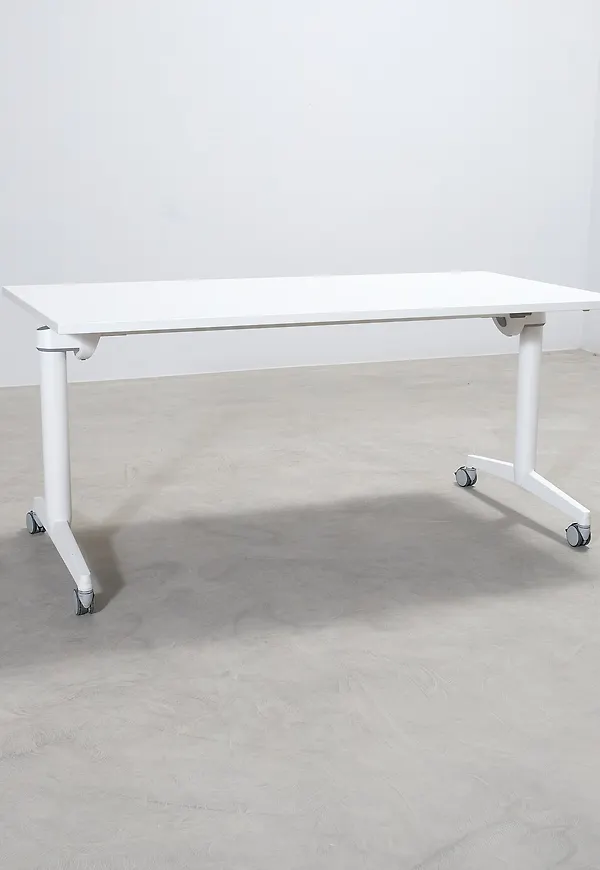 Otroligt snygg skrivbord i vitt från Steelcase.