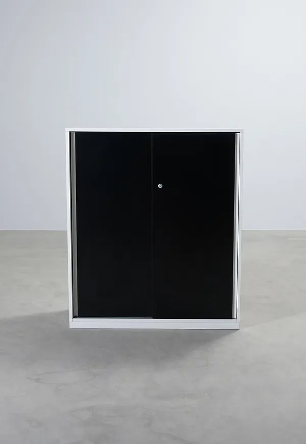 Fantastiskt fin skåp i svart från Steelcase.