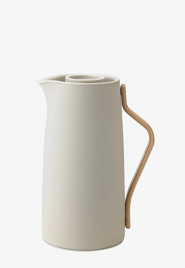 Beige Stelton-karaff i otroligt snygg modell.