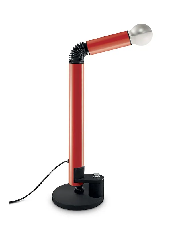 Söt skrivbordslampa i rött från Stilnovo.