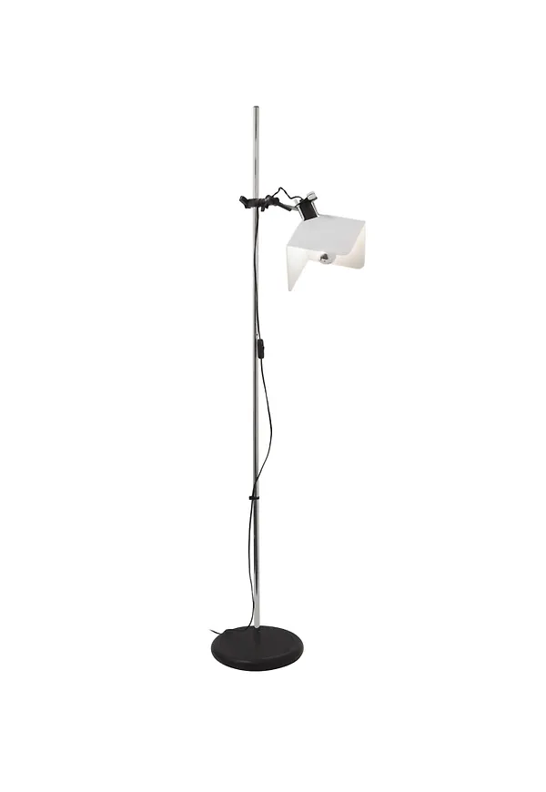 Svart Stilnovo-golvlampa i trendig modell.