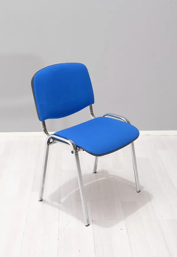 Moderiktig stol i blått från No brand.