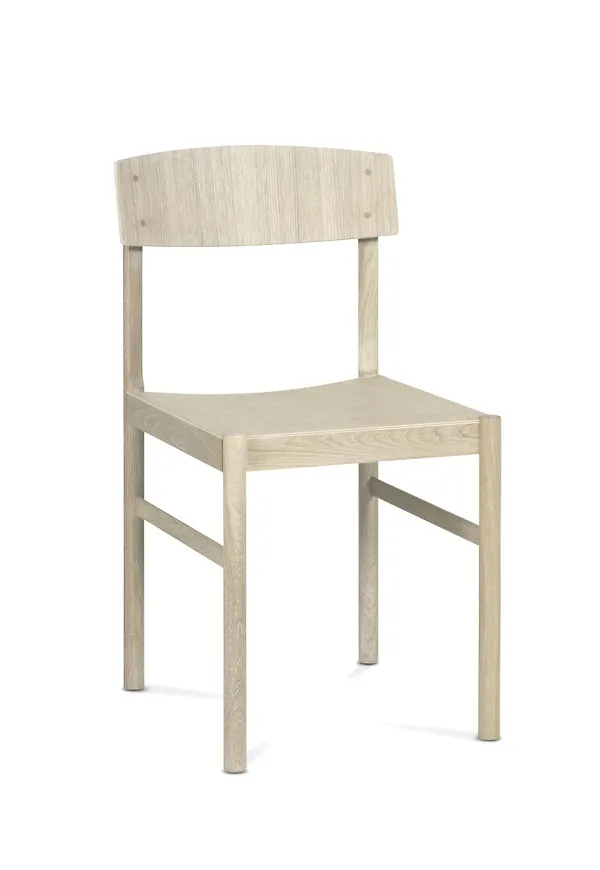 Matstol i ek som passar perfekt till sommaren 2025!