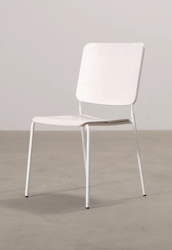 Vit matstol som passar perfekt till hösten 2025!