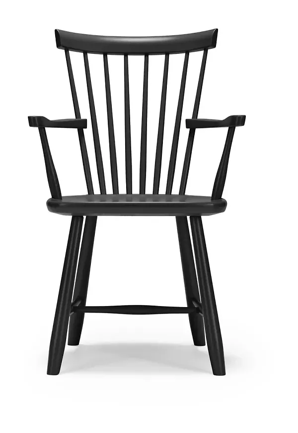 Söt karmstol i svart färg gjord i björk.