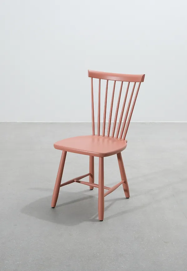 Röd Stolab-pinnstol i trendig modell.