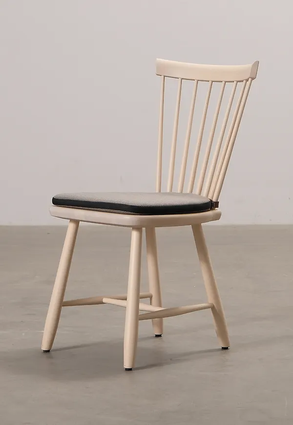 Riktigt trendig pinnstol i björk från Stolab.