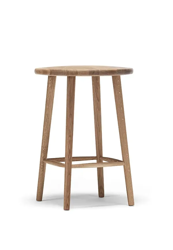 Smickrande barpall i beige färg gjord i ek.