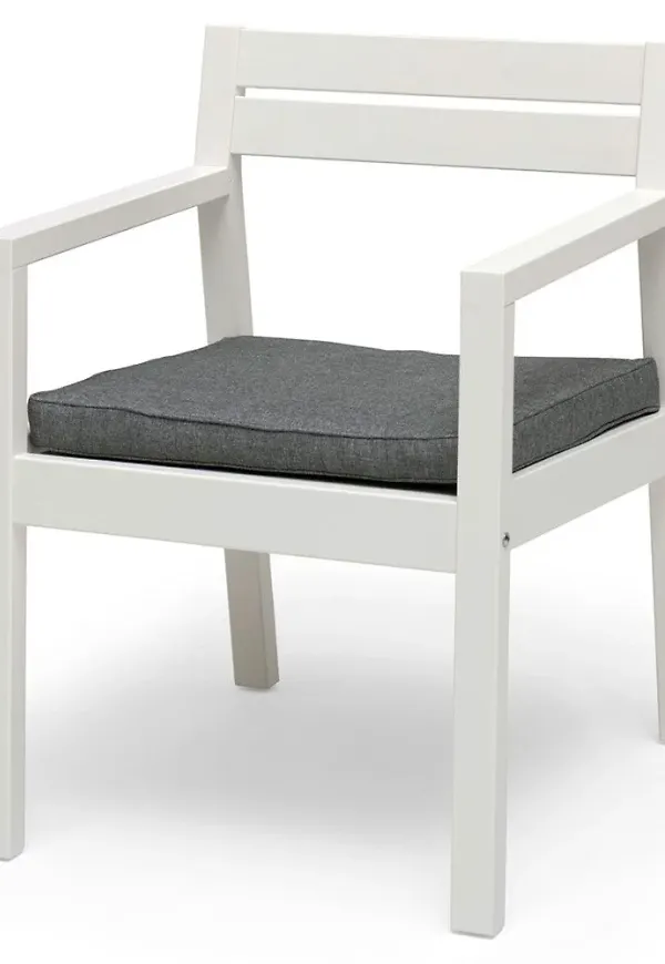 Stilriktig vit matbord 2025 från Hillerstorp.