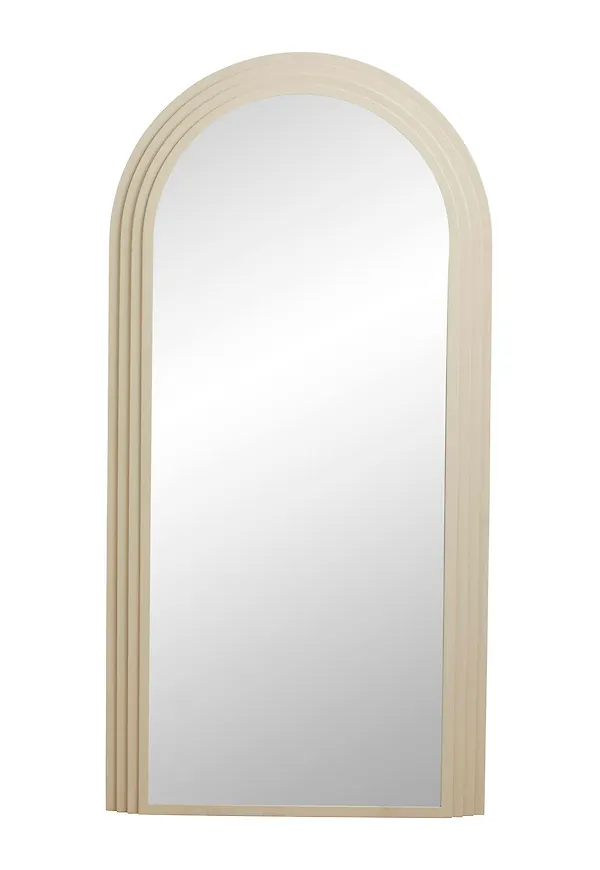 Moderiktig Spegel som passar bra vid många olika tillfällen.