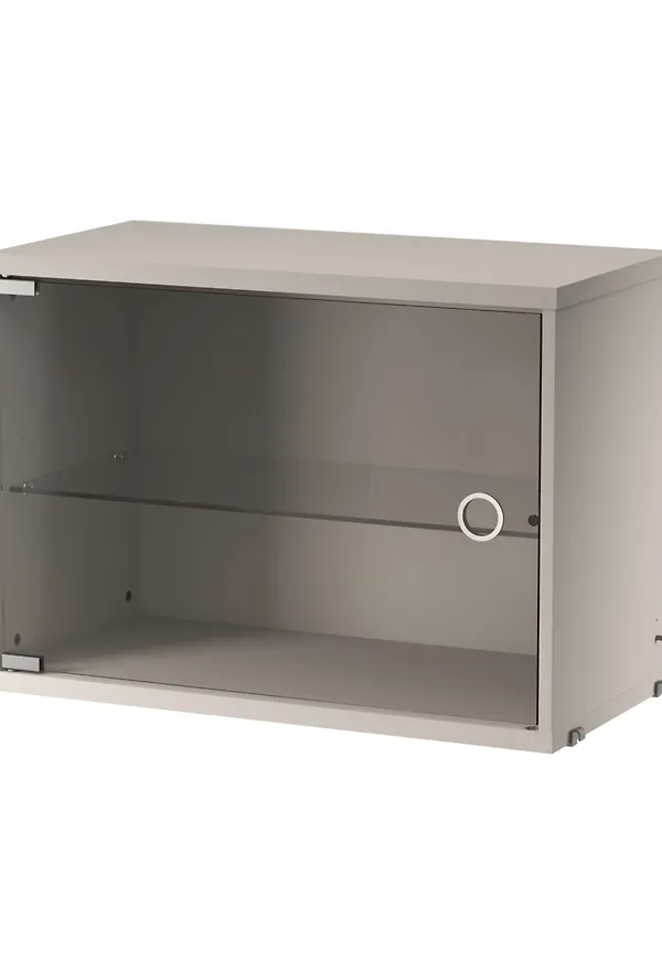 Moderiktig vitrinskåp 2025 från String Furniture.