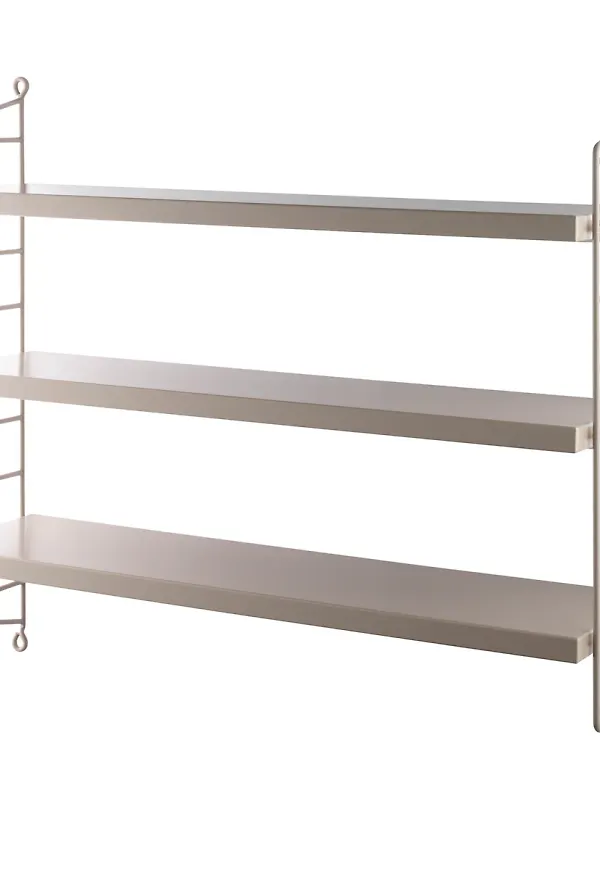 Härlig hylla i beiget från String.