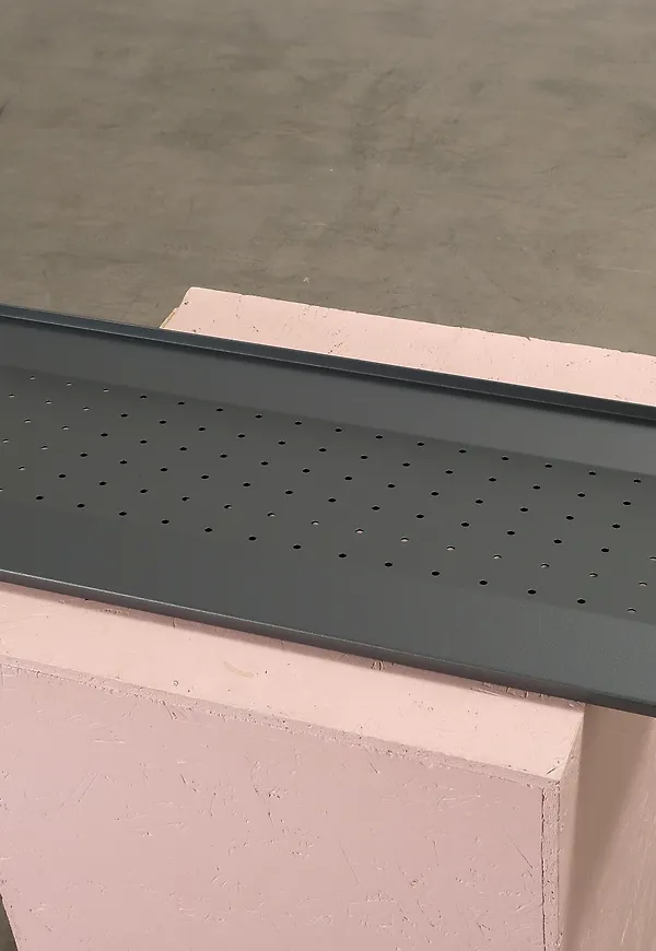 Jättesnygg skohylla i mörkgrått från String.