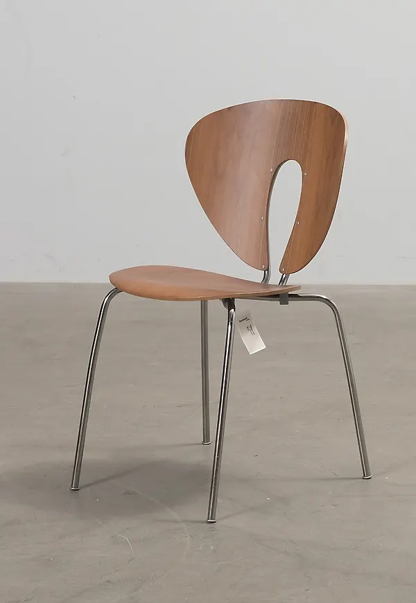 Modern matstol i brunt från STUA.