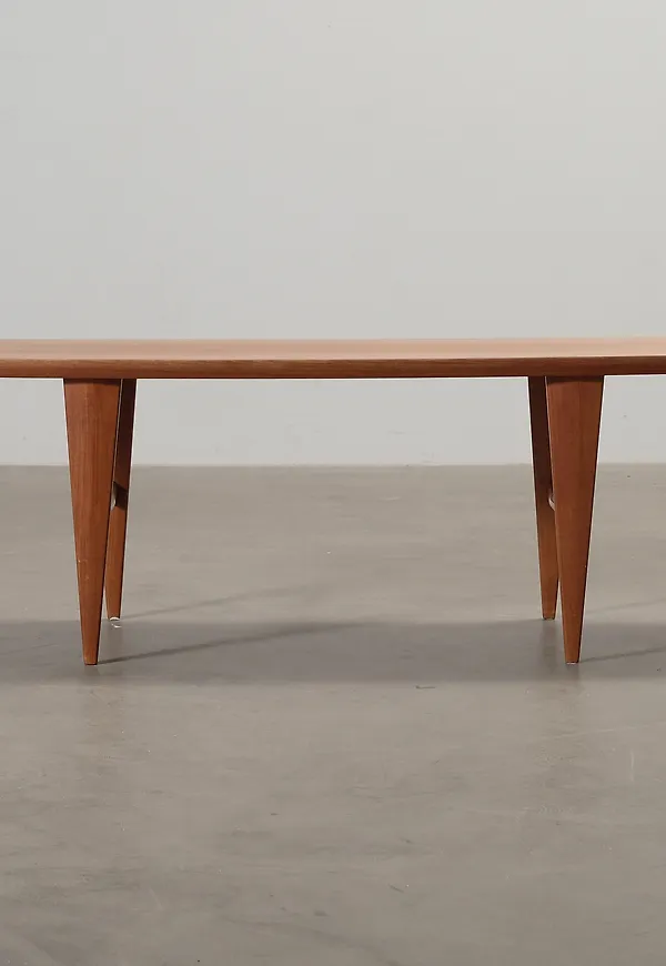 Modern bord som passar bra vid många olika tillfällen.