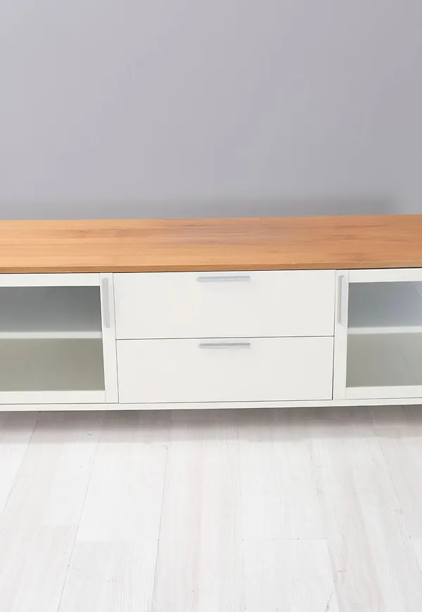 Modern bänk 2025 från No brand.