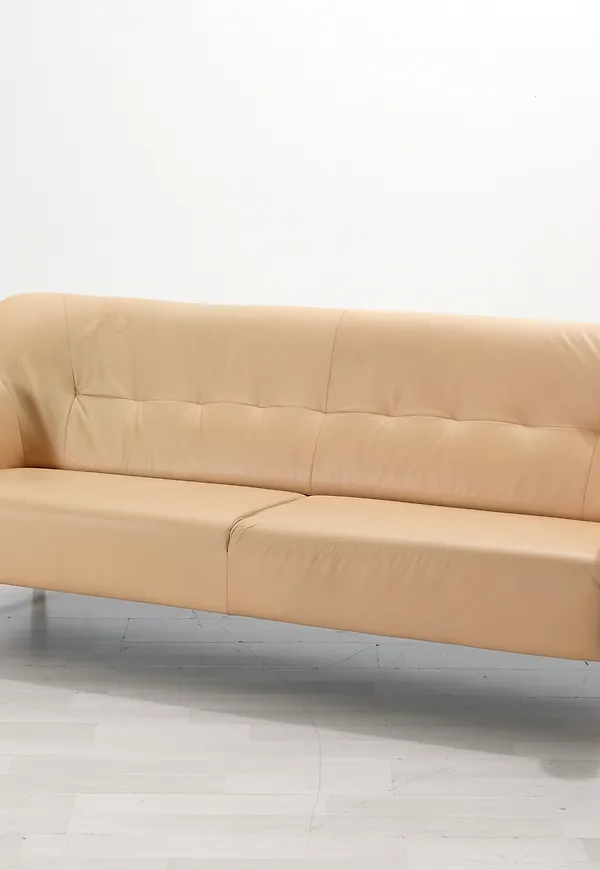 Fin skinnsoffa i beiget från Swedese.