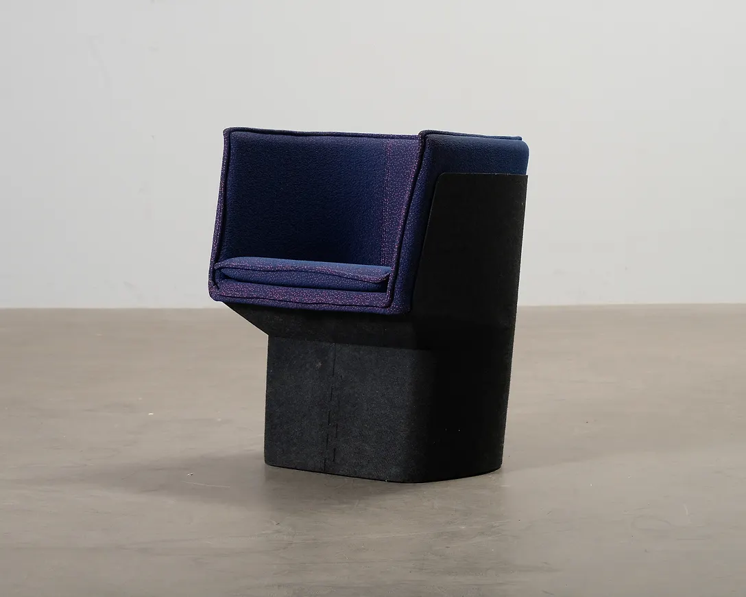 Elegant röd fåtölj 2025 från Swedese.