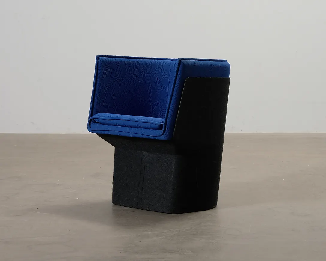 Fantastiskt fin röd fåtölj 2025 från Swedese.