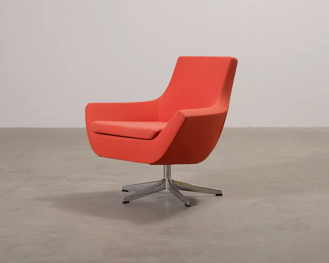 Ikonisk röd fåtölj 2025 från Swedese.