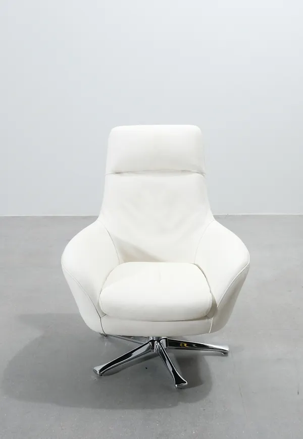 Snygg snurrfåtölj i vitt från Swedese.