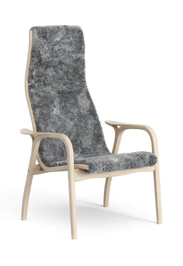 Moderiktig beige fåtölj i ek från Swedese.