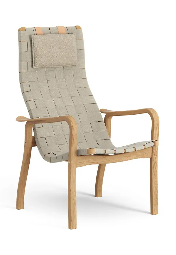 Stilren fåtölj i ek i beiget från Swedese.