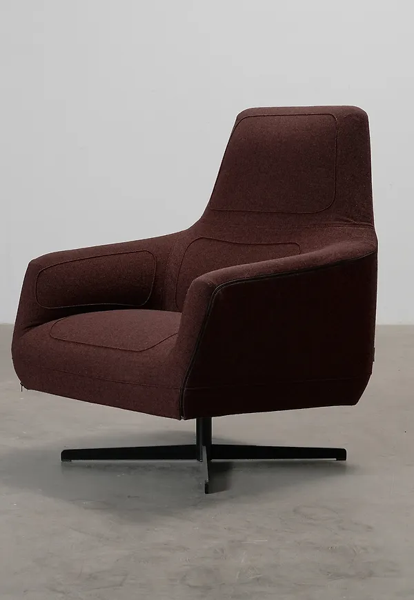 Cool snurrstol i vinrött från Tacchini.