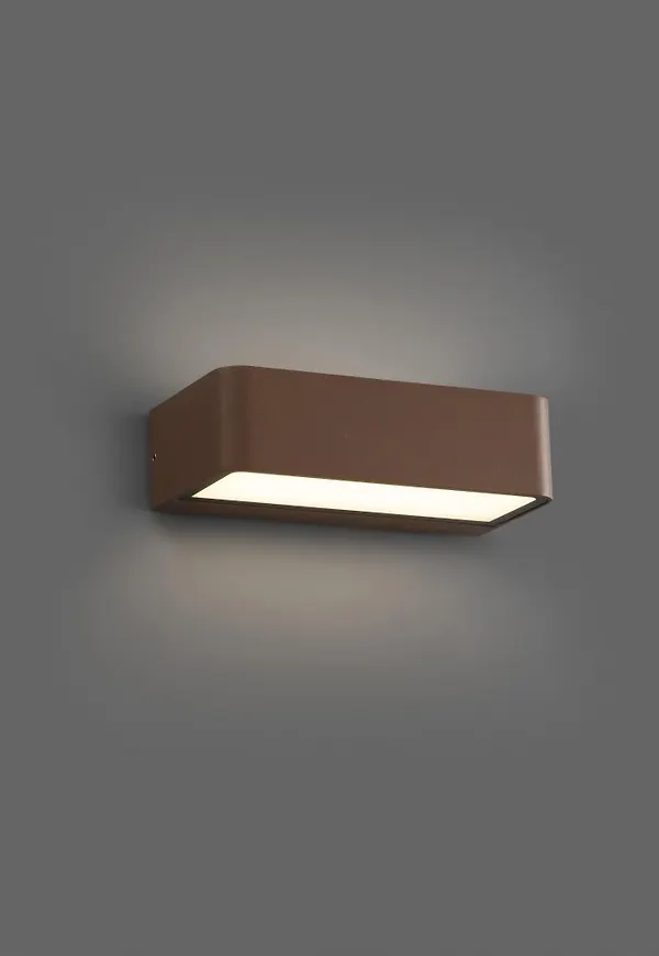 Smickrande aluminiumlampa 2025 från Faro Barcelona.