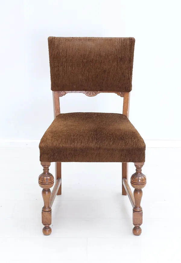 Brun matstol som passar perfekt till sommaren 2025!