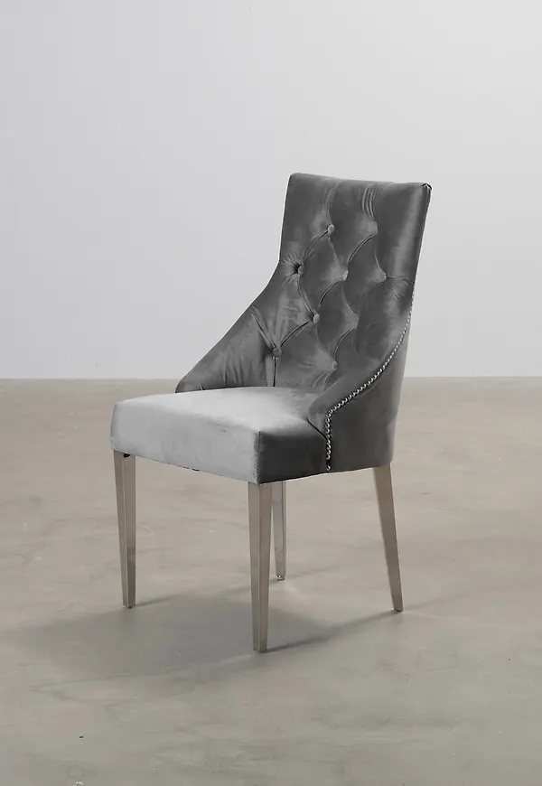 Grå matstol som passar perfekt till sommaren 2025!