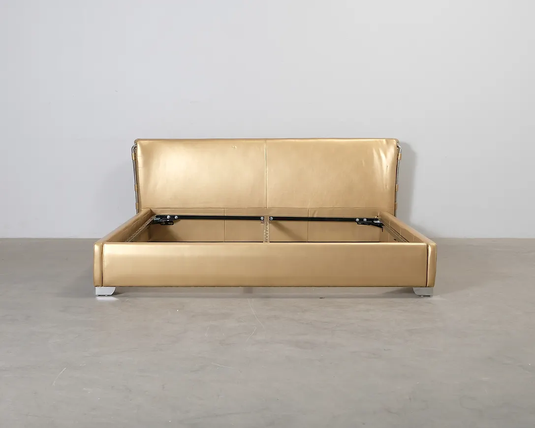 Skön Säng som passar bra vid många olika tillfällen.